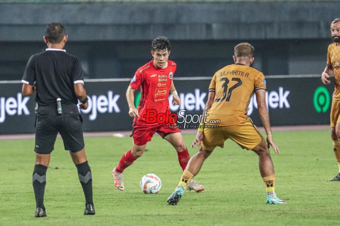 Ryo Matsumura (kiri) sedang mengusai bola dalam laga pekan ke-20 Liga 1 2023 antara Persija Jakarta versus Bhayangkara FC di Stadion Patriot Candrabhaga, Bekasi, Jawa Barat, Senin (27/11/2023) malam.