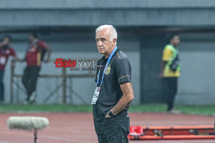 Pelatih Bhayangkara FC, Mario Gomez, sedang memantau para pemainnya saat bertanding di Stadion Patriot Candrabhaga, Bekasi, Jawa Barat, Senin (27/11/2023) malam.