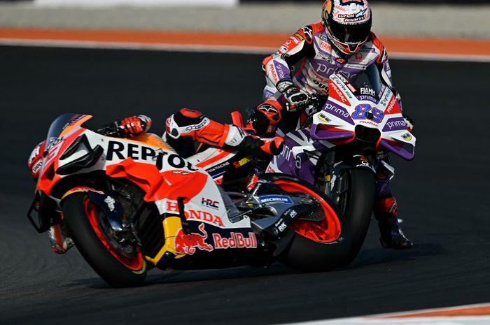 Pembalap Prima Pramac Racing, Jorge Martin, menabrak Marc Marquez dari Repsol Honda pada balapan MotoGP Valencia di Sirkuit Ricardo Tormo, Valencia, 26 November 2023.