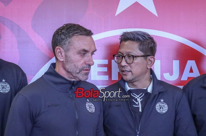 Presiden Persija Jakarta, Mohamad Prapanca (kanan) sedang berkomunikasi dengan sang pelatih Thomas Doll (kiri) di Senayan Park, Jakarta, Selasa (28/11/2023).