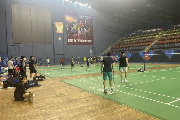 Suasana para pebulu tangkis saat sedang latihan di lapangan pertandingan di Babu Banarasi Das UP Badminton Academy, Lucknow, India, Senin (27/11/2023).