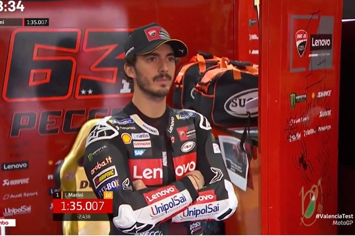 Juara dunia bertahan, Francesco Bagnaia (Ducati Lenovo) saat memantau lap Luca Marini (Repsol Honda) pada tes pramusim MotoGP 2024 di Sirkuit Ricardo Tormo, Valencia, Spanyol, Selasa (28/11/2023).