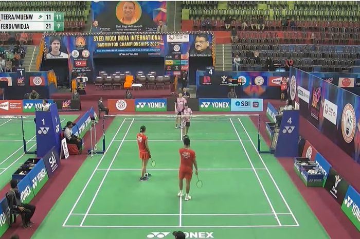 Ganda campuran Indonesia, Dejan Ferdinansyah/Gloria Emanuelle Widjaja saat berlaga pada babak pertama Syed Modi International 2023 di BBD UP Badminton Academy, Lucknow, India, Selasa (28/11/2023).