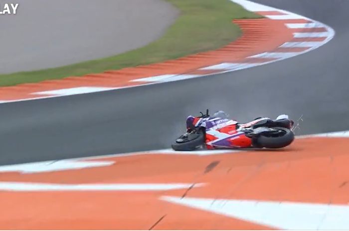 Jorge Martin (Prima Pramac) mengalami crash [pada tes Valencia di tikungan 10 Sirkuit Ricardo Tormo, Valencia, Spanyol, Selasa (28/11/2023).