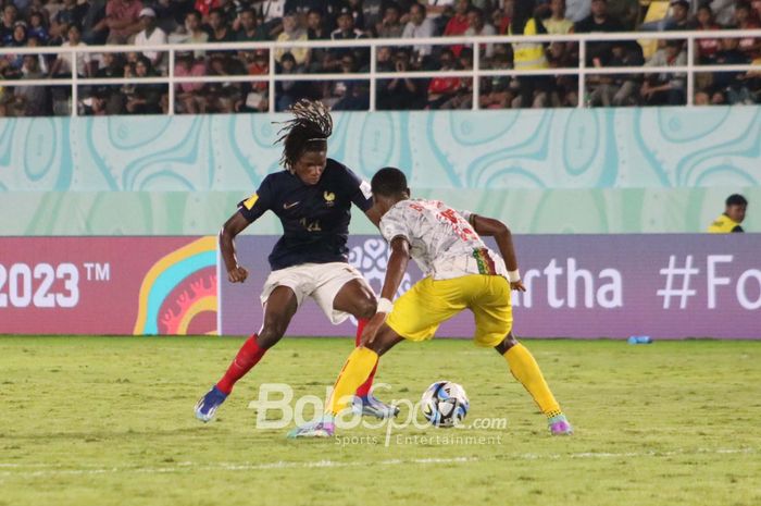 Aksi pemain Timnas U-17 Prancis, Fod&eacute; Sylla, saat menghadapi perlawanan Mali pada babak Semifinal Piala Dunia U-17 2023 di Stadion Manahan, Surakarta, Selasa&nbsp;(28/11/2023).