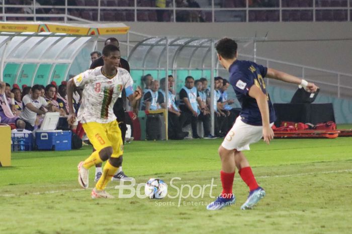 Aksi pemain Timnas U17 Mali, Ibrahim Diarra, saat menghadapi perlawanan Prancis pada babak pertama semifinal Piala Dunia U-17 2023 di Stadion Manahan, Surakarta, Selasa (28/11/2023).