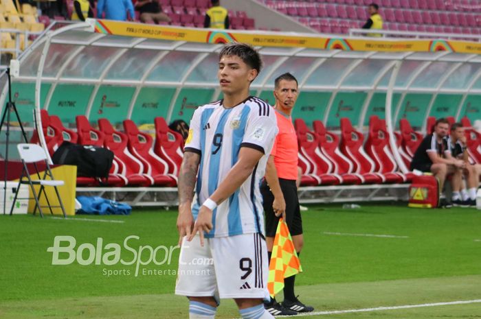 Selebrasi gol penyeimbang Timnas U-17 Argentina, Agustin Ruberto, saat menghadapi Jerman pada babak pertama Piala Dunia U-17 2023 di Stadion Manahan, Surakarta, Selasa (28/11/2023). Susul Lionel Messi dan Mario Kempes, Ruberto bisa bikin Argentina punya raja gol di semua level Piala Dunia.