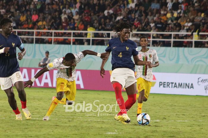 Aksi pemain Timnas U17 Prancis, Bastien Meupiyou, saat menghadapi perlawanan Mali pada babak pertama semifinal Piala Dunia U-17 2023 di Stadion Manahan, Surakarta, Selasa (28/11/2023).