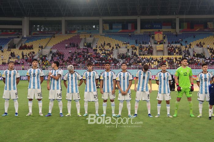 Kesebelasan Timnas U-17 Argentina, saat menghadapi Jerman pada babak Semifinal Piala Dunia U-17 2023 di Stadion Manahan, Surakarta, Selasa (28/11/2023).