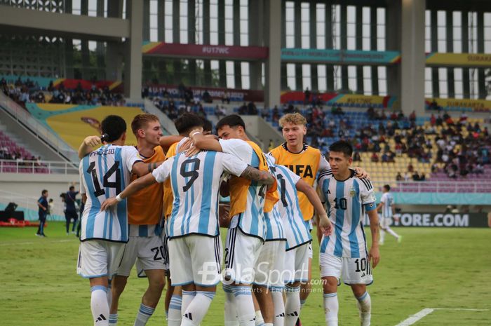 Timnas U-17 Argentina gagal mengulangi sejarah timnas Brasil setelah terhenti di babak semifinal Piala Dunia U-17.