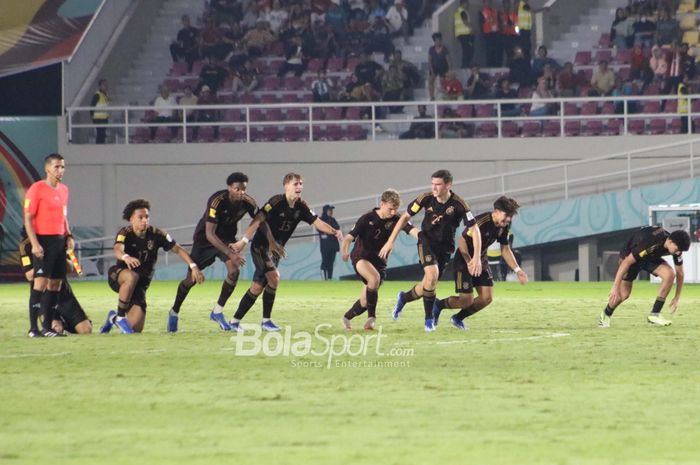 Selebrasi timnas U-17 Jerman usai memenangi adu penalti melawan Argena dengan skor 4-2 (3-3) pada babak&nbsp;semifinal Piala Dunia U-17 2023 di Stadion Manahan, Surakarta, Selasa (28/11/2023).