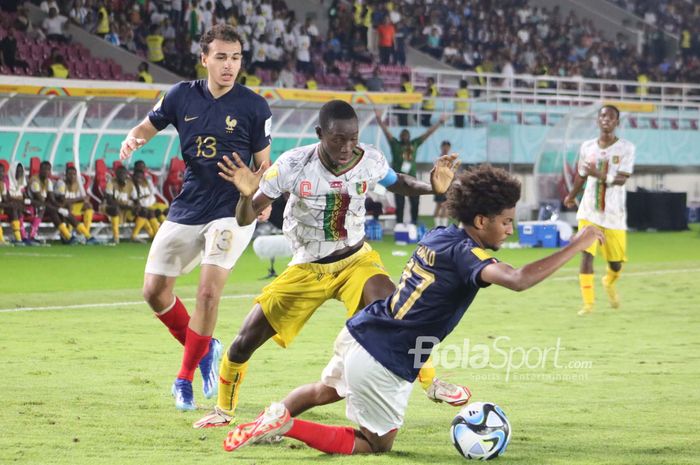 Pemain timnas U17 Prancis dihentikan oleh pemain timna U17 Mali pada babak kedua semifinal Piala Dunia U-17 2023 di Stadion Manahan, Surakarta, Selasa (28/11/2023).