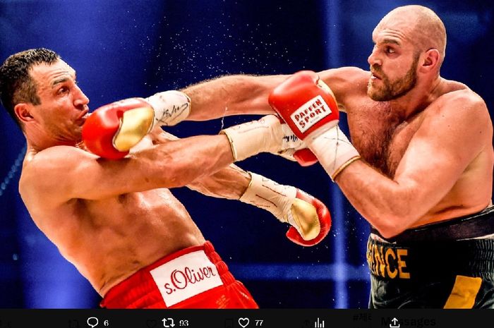 Tyson Fury (kanan), mengalahkan juara dunia tinju kelas berat yang sudah berkuasa selama 10 tahun, Wladimir Klitschko, pada 28 November 2015. 