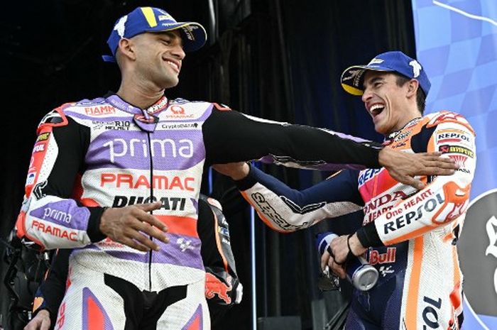 Pembalap Prima Pramac, Jorge Martin, dan  Marc Marquez merayakan podium sprint race MotoGP Valencia 2023 di Sirkuit Ricardo Tormo, Sabtu (25/11/2023).