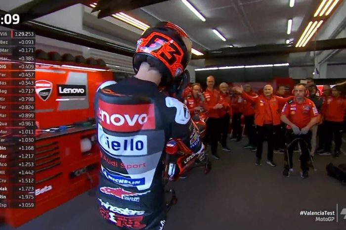 Pembalap Ducati Lenovo, Francesco Bagnaia, membuat gestur tidur setelah menyelesaikan penampilannya dalam tes pasca-musim MotoGP di Sirkuit Ricardo Tormo, Valencia, Spanyol, 29 November 2023.