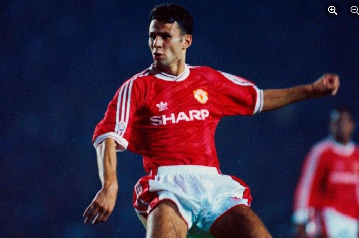 Manchester United memberikan kontrak profesional pertama kepada legenda mereka, Ryan Giggs, pada 29 November 1990. 