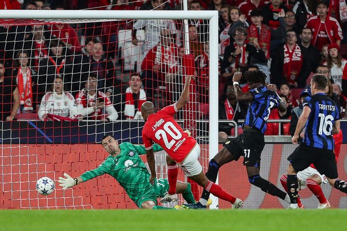 Kiper keturunan Indonesia, Emil Audero Mulyadi (kiri), melakoni debut untuk Inter Milan di Liga Champions saat melawan Benfica (29/11/2023).