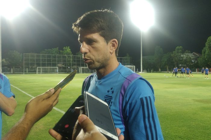 Pelatih Timnas U-17 Argentina, Diego Placente di Lapangan Banyuanyar, Solo, Kamis (30/11/2023) malam WIB