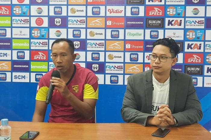 Pelatih sementara Persebaya Surabaya, Uston Nawawi pada sesi konferensi pers jelang laga lawan RANS Nusantara FC di Stadion Maguwoharjo, Sleman, Jumat (30/11/2023) sore WIB