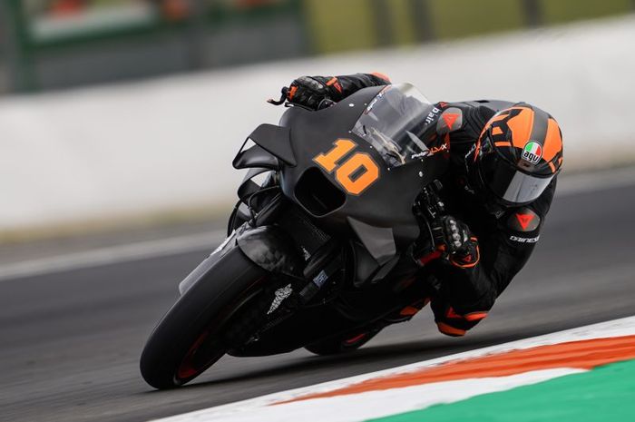 Pembalap baru Repsol Honda, Luca Marini, menjajal versi purwarupa dari Honda RC213V dalam tes pasca-musim MotoGP di Sirkuit Ricardo Tormo, Valencia, Spanyol, 28 November 2023.