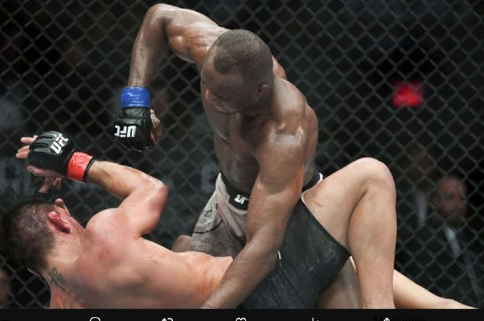 Kamaru Usman mengalahkan Rafael dos Anjos pada 30 November 2018 untuk mendapatkan tiket menuju laga perebutan sabuk juara kelas welter UFC.