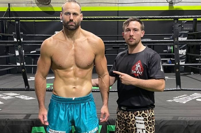 Alex Roberts akan tampil dalam laga utama ONE Fight Night 17 pada 9 Desember 2023 dalam perebutan sabuk juara kelas berat Muay Thai. 