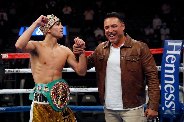 Pendiri Golden Boy Promotions, Oscar De La Hoya (kanan) sedang berfoto dengan salah satu petinju mereka Ryan Garcia (kiri)