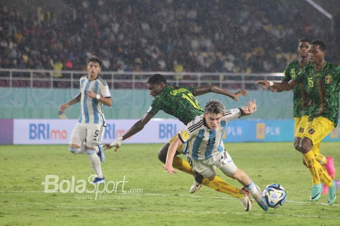 Aksi pemain Timnas U17 Mali, saat berduel menghadapi perlawanan Argentina pada babak kedua perebutan peringkat ketiga Piala Dunia U-17 2023 di Stadion Manahan, Surakarta, Jumat (1/12/2023).