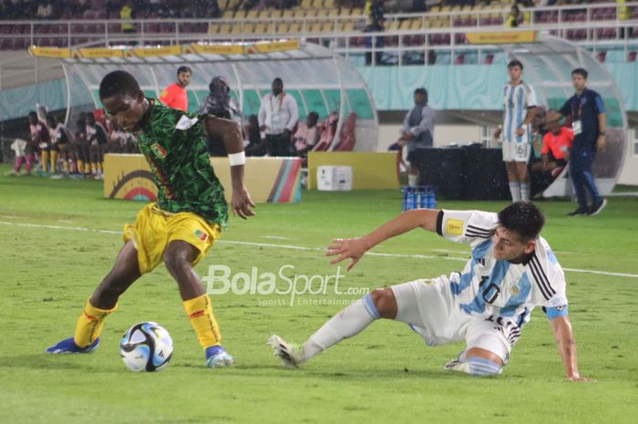 Aksi pemain Timnas U17 Mali, saat berduel menghadapi perlawanan Argentina pada babak kedua perebutan peringkat ketiga Piala Dunia U-17 2023 di Stadion Manahan, Surakarta, Jumat (1/12/2023).