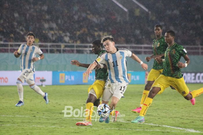 Aksi pemain Timnas U17 Mali, saat berduel menghadapi perlawanan Argentina pada babak kedua perebutan peringkat ketiga Piala Dunia U-17 2023 di Stadion Manahan, Surakarta, Jumat (1/12/2023).