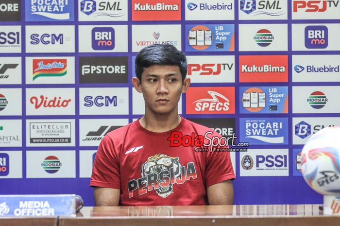 Pemain Persija Jakarta, Firza Andika, saat hadir dalam sesi jumpa pers di Stadion Utama Gelora Bung Karno, Senayan, Jakarta, Sabtu (2/12/2023) malam.