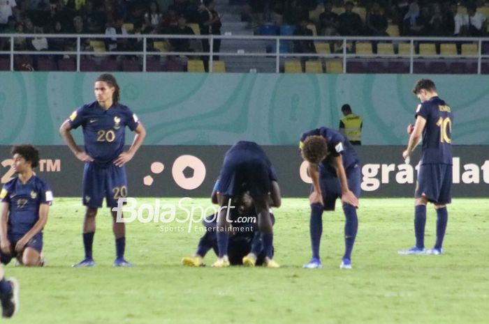 Kekecewaan timnas U-17 Prancis usai kalah adu penalti melawan Jerman dengan skor 4-3 (2-2) di final Piala Dunia U-17 2023 di Stadion Manahan, Surakarta pada Sabtu (2/12/2023).