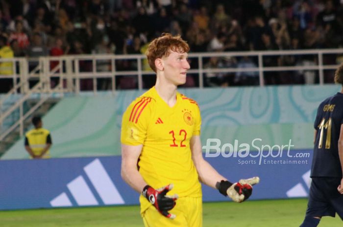 Selebras kiper timnas U-17 Jerman, Konstantin Heide, usai berhasil menepis tendangan penalti pemain Prancis di final Piala Dunia U-17 2023 di Stadion Manahan, Surakarta pada Sabtu (2/12/2023).