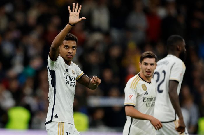 Winger Real Madrid, Rodrygo Goes, merayakan gol ke gawang Granada pada laga lanjutan Liga Spanyol di Stadion Santiago Bernabeu, Sabtu (2/12/2023).