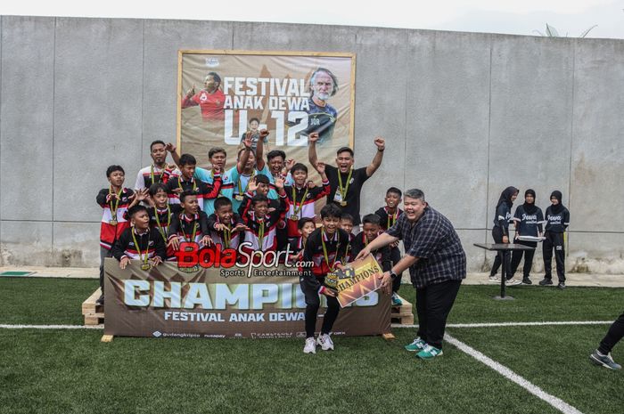 Presiden Dewa United, Ardian Satya Negara, sedang berfoto bersama dalam acara Festival Anak Dewa U-12 di Base Camp Dewa United, Tangerang, Banten, Minggu (3/12/2023) siang.