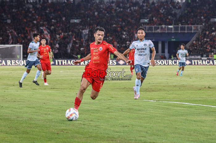 Aji Kusuma (kiri) sedang menguasai bola dan dibayangi Mario Jardel (kanan) dalam laga pekan ke-21 Liga 1 2023 antara Persija Jakarta versus Persita Tangerang di Stadion Utama Gelora Bung Karno, Senayan, Jakarta, Minggu (3/12/2023).