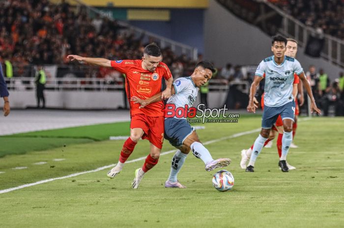 Mario Jardel (kanan) sedang menguasai bola dan dibayangi Oliver Bias (kiri) dalam laga pekan ke-21 Liga 1 2023 antara Persija Jakarta versus Persita Tangerang di Stadion Utama Gelora Bung Karno, Senayan, Jakarta, Minggu (3/12/2023).