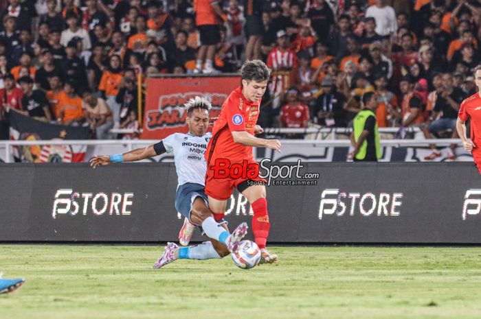 Ryo Matsumura (kanan) sedang menguasai bola dan berusaha ditekel Muhammad Toha (kiri) dalam laga pekan ke-21 Liga 1 2023 antara Persija Jakarta versus Persita Tangerang di Stadion Utama Gelora Bung Karno, Senayan, Jakarta, Minggu (3/12/2023).