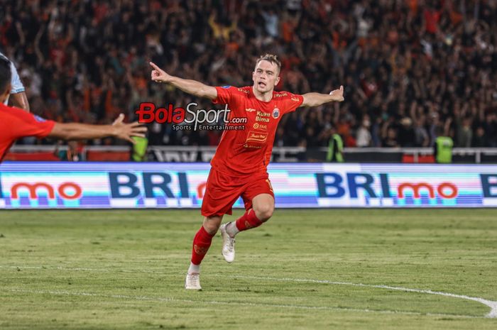 Maciej Gajos melakukan selebrasi seusai mencetak gol dalam laga pekan ke-21 Liga 1 2023 antara Persija Jakarta versus Persita Tangerang di Stadion Utama Gelora Bung Karno, Senayan, Jakarta, Minggu (3/12/2023).