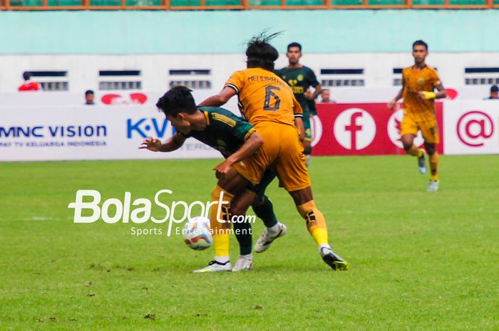 Suasana Pertandingan Persikabo 1973 vs Bhayangkara FC di stadion Wibawa Mukti, Cikarang. Minggu (3/11/2023) sore.