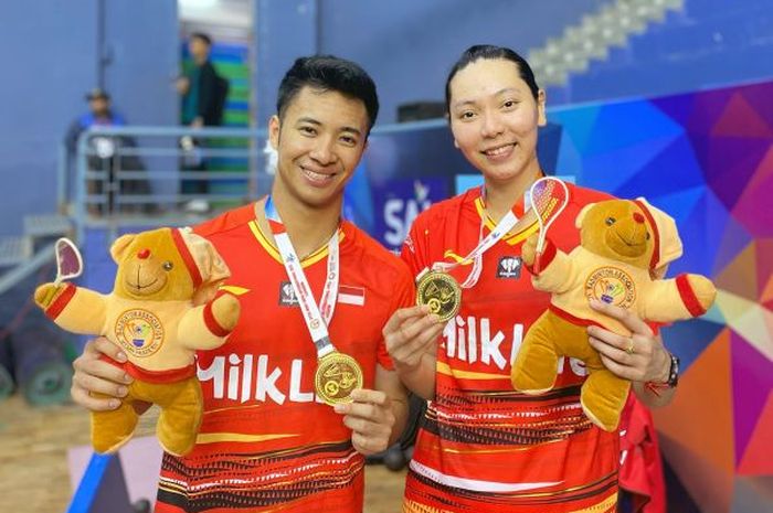 Pasangan ganda campuran Indonesia, Dejan Ferdinansyah/Gloria Emanuelle Widjaja, berpose setelah menjadi juara Syed Modi International 2023 di di BBD U.P Badminton Academy, Lucknow, India, Minggu (3/12/2023).