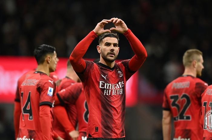 Theo Hernandez dipasang sebagai bek tengah saat AC Milan menghadapi Frosinone dalam lanjutan laga Liga Italia 2023-2024.