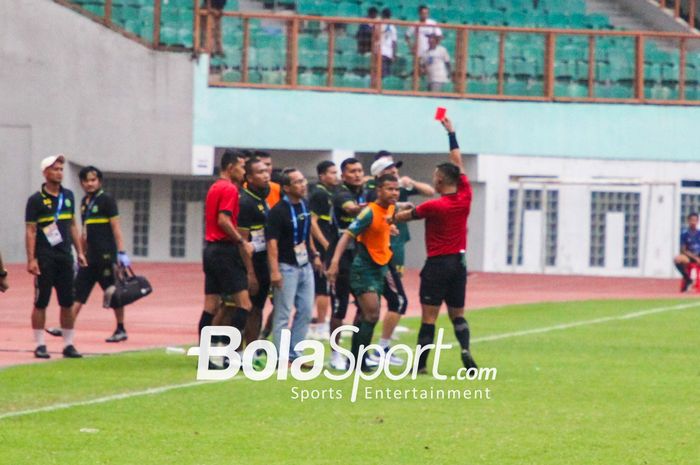 Wasit mengeluarkan kartu merah untuk pemain Persikabo 1973, Manahati Lestusen karena dianggap melakukan protes keras saat melawan Bhayangkara FC di stadion Wibawa Mukti, Cikarang. Minggu (3/11/2023) sore.