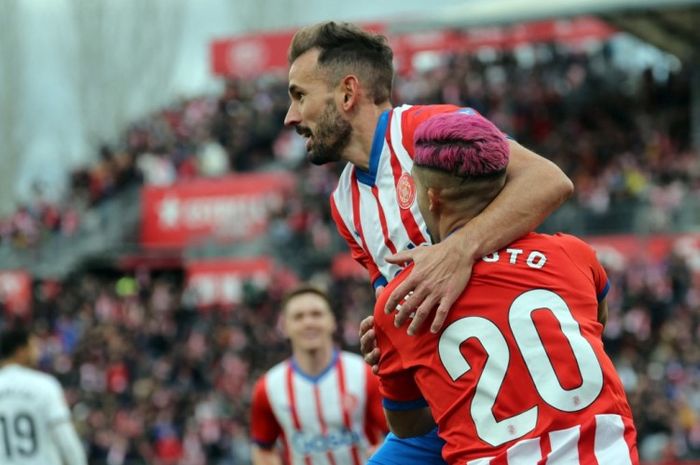 Bintang Girona, Christian Stuani, mencetak gol ke gawang Valencia dalam lanjutan Liga Spanyol 2023-2024.