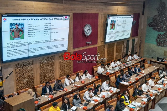 Suasana rapat kerja dengan Komisi X DPR (Dewan Perwakilan Rakyat) Republik Indonesia dengan agenda naturalisasi dua atlet yakni Jay Idzez dan Nathan Tjoe A On di Gedung DPR RI, Senayan, Jakarta, Senin (4/12/2023).