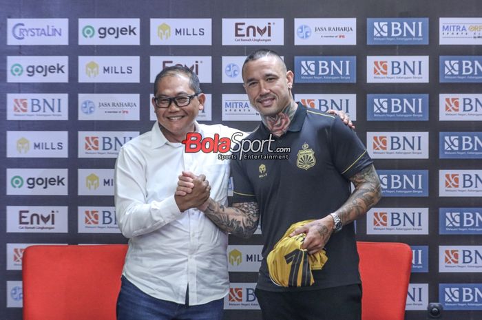 Chief Operating Officer (COO) Bhayangkara FC, Sumardji (kiri), sedang bersalaman dengan pemain barunya bernama Radja Nainggolan (kanan) di Media Center Stadion Utama Gelora Bung Karno, Senayan, Jakarta, Senin (4/12/2023) malam.