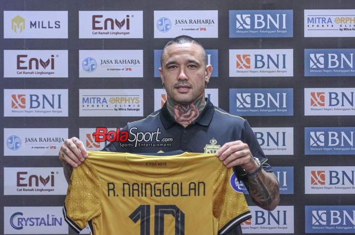 Pemain baru Bhayangkara FC, Radja Nainggolan sedang menunjukkan nomor punggungnya di Media Center Stadion Utama Gelora Bung Karno, Senayan, Jakarta, Senin (4/12/2023) malam.