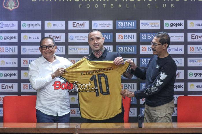 Chief Operating Officer (COO) Bhayangkara FC, Sumardji (kiri) dan Direktur Utama Bhayangkara FC, Agus Rumekso Carel (kanan), sedang berfoto dengan pemain barunya bernama Radja Nainggolan (tengah) di Media Center Stadion Utama Gelora Bung Karno, Senayan, Jakarta, Senin (4/12/2023) malam.