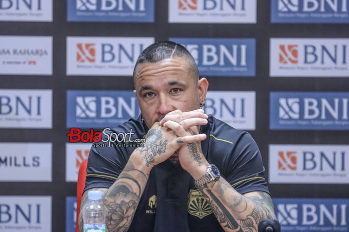 Pemain baru Bhayangkara FC, Radja Nainggolan, saat hadir dalam sesi jumpa pers di Media Center Stadion Utama Gelora Bung Karno, Senayan, Jakarta, Senin (4/12/2023) malam.