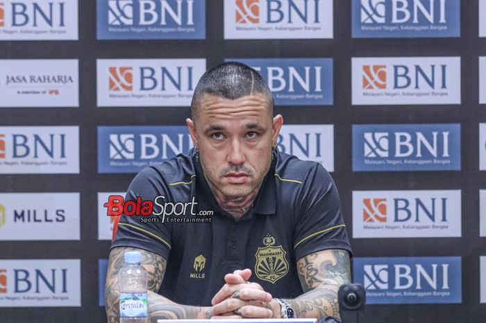 Pemain baru Bhayangkara FC, Radja Nainggolan, saat hadir dalam sesi jumpa pers di Media Center Stadion Utama Gelora Bung Karno, Senayan, Jakarta, Senin (4/12/2023) malam.